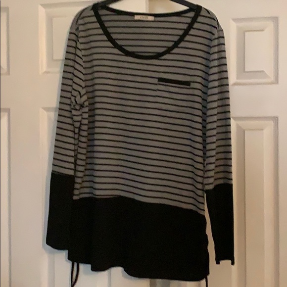 ViVI Tops - 💕 2 for $10